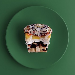 картинка Десерт кап с творожным кремом, ананасом, бананом и миндалем от TakeEat